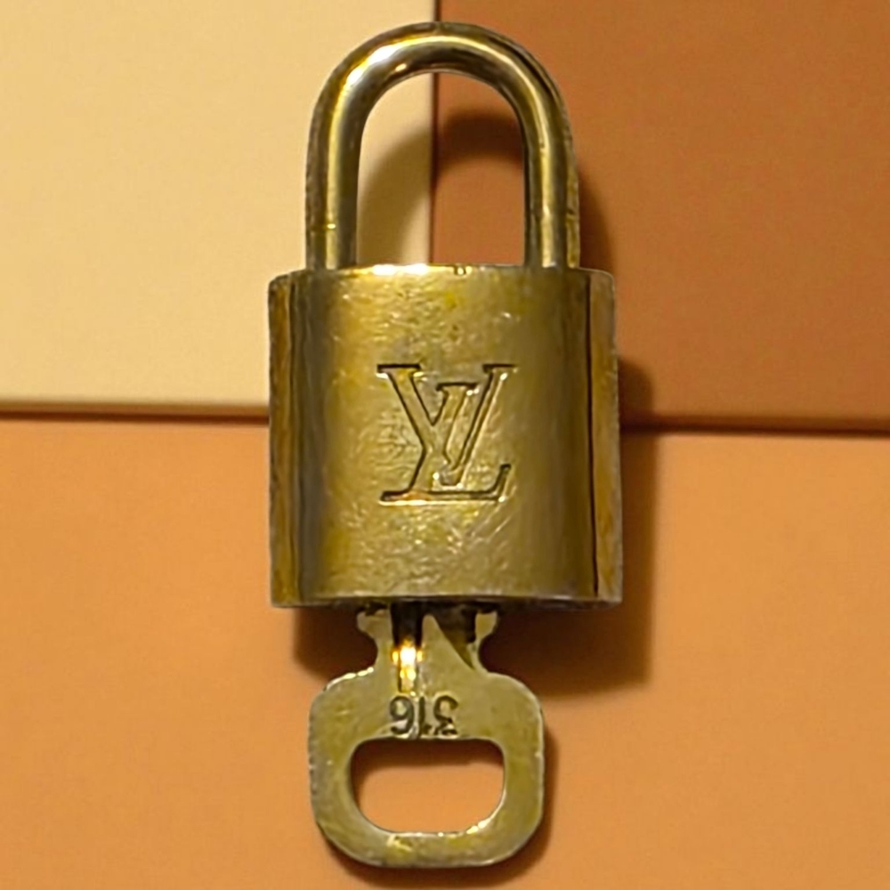 💥LOW START💥 Louis Vuitton Lock and Key #316